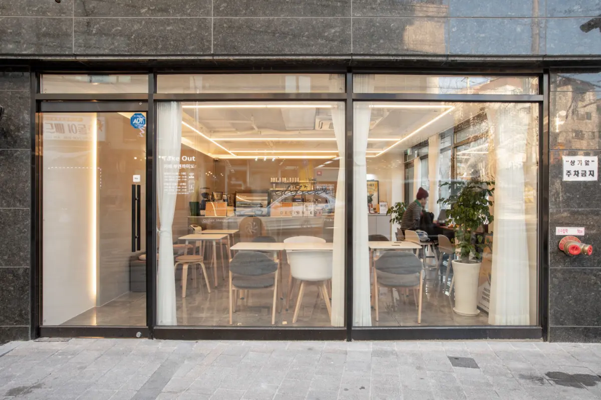 통유리창이 매력적인 미니멀 감성 카페 부엔까미노